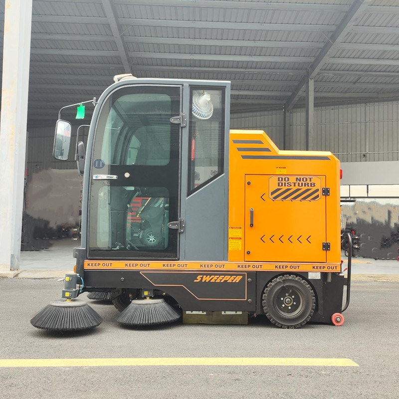 駕駛式掃地機(jī)因其高效在工廠環(huán)境中廣泛應(yīng)用 駕駛式掃地機(jī)因其高效在工廠環(huán)境中廣泛應(yīng)用.jpg